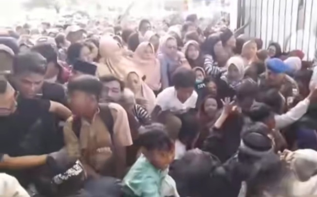 Ribuan warga padati peta rakyat anak Gubernur Jabar Dedi Mulyadi di Garut. [Instagram]
